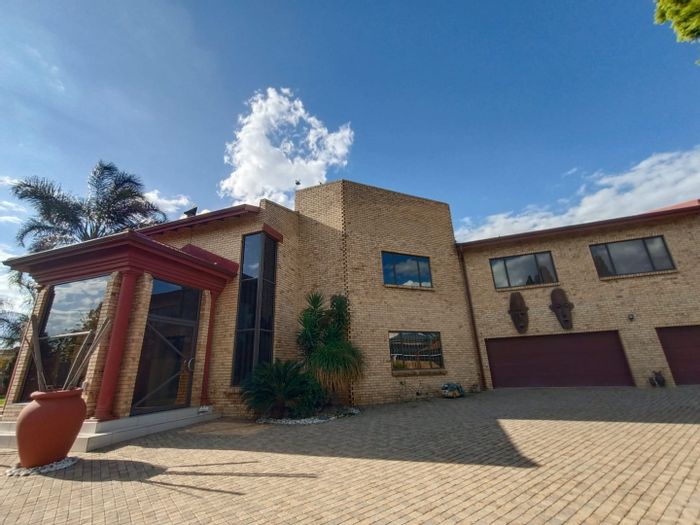 For Sale: House in Vanderbijlpark Se 3 with pool, entertainment area, and security features.