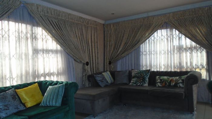 For Sale: House in Vanderbijlpark Ce 4 with 3 beds, garden, and parking.