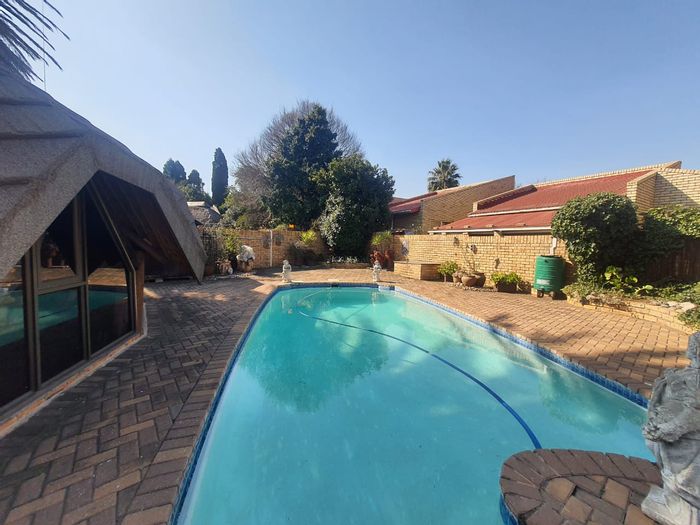 For Sale: House in Vanderbijlpark Se 3 with pool, braai area, and security features.