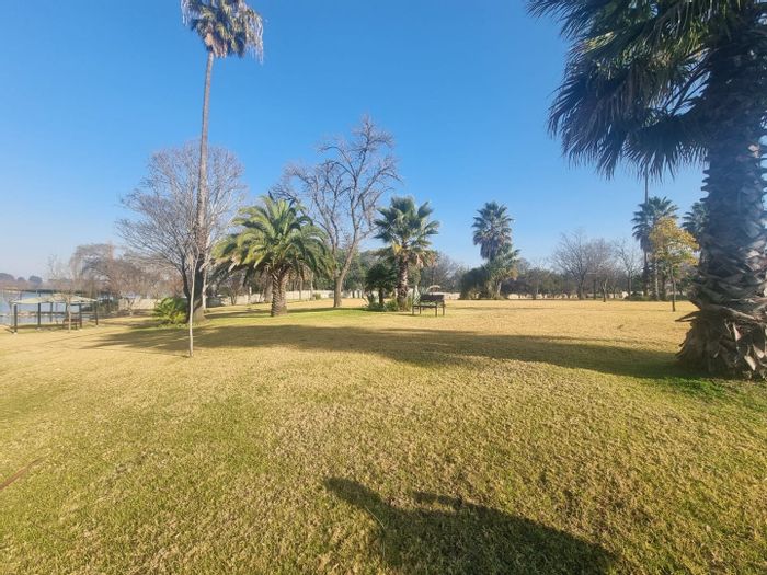 Mantevrede Townhouse For Sale: 2 beds, 2 baths, river access, secure living.