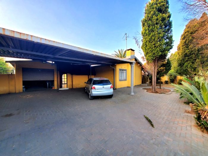 Vanderbijlpark Sw 1 House For Sale: 3 Bedrooms, Pool, Lapa, Garage, Carports.
