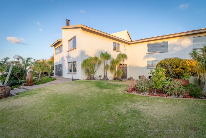 For Sale: Spacious Noordheuwel house with pool, cinema, gym, and flatlet.