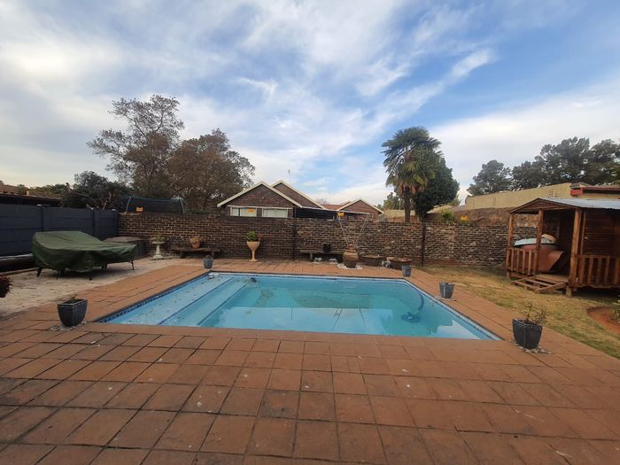 For Sale: House in Vanderbijlpark Se 3 with pool, garage, and entertainment area.