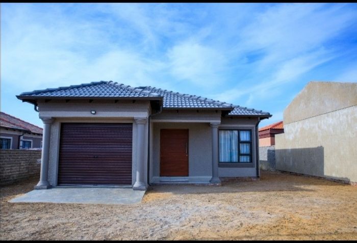 Customizable 3-bedroom house for sale in Vanderbijlpark Central with building packages.