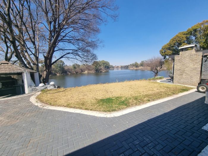 Lindequesdrif Farm For Sale: 3 beds, river views, guest chalet, double garage.