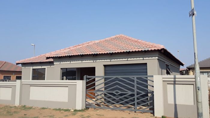 For Sale: 3-bedroom house with 2 bathrooms and single garage in Vanderbijlpark Central.