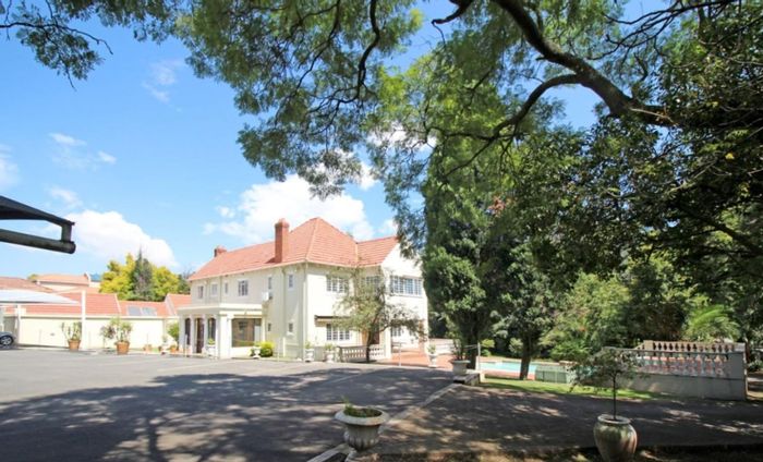 Rosebank Office For Sale: Vacant, zoned for medical, spacious land and building.