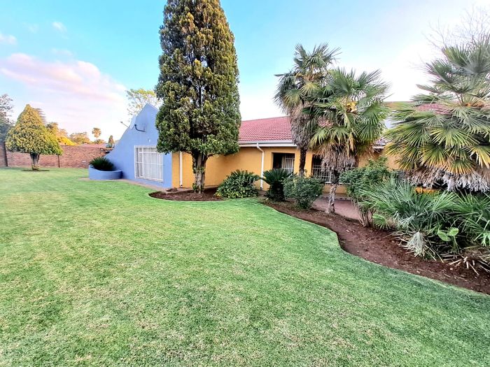 Spacious 4-bedroom house with pool, bar, and ample parking in Three Rivers East. For Sale.