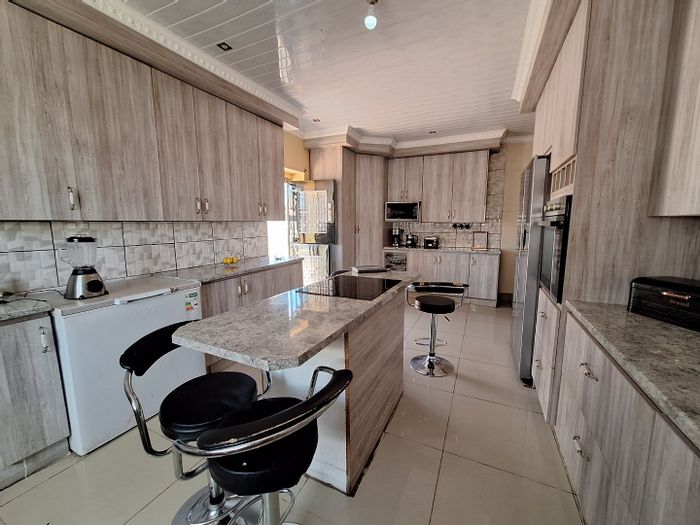 Spacious 5-bedroom house in Westonaria Central with en-suite bathrooms and ample parking. For Sale.