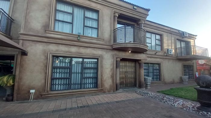 Vanderbijlpark SE 4 House For Sale: 6 bedrooms, pool, gym, ample parking.