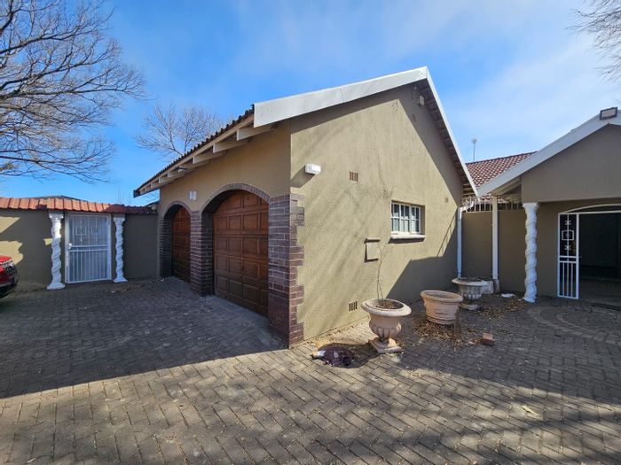 Three Rivers Proper House For Sale: 3 bedrooms, study, double garage, large garden.