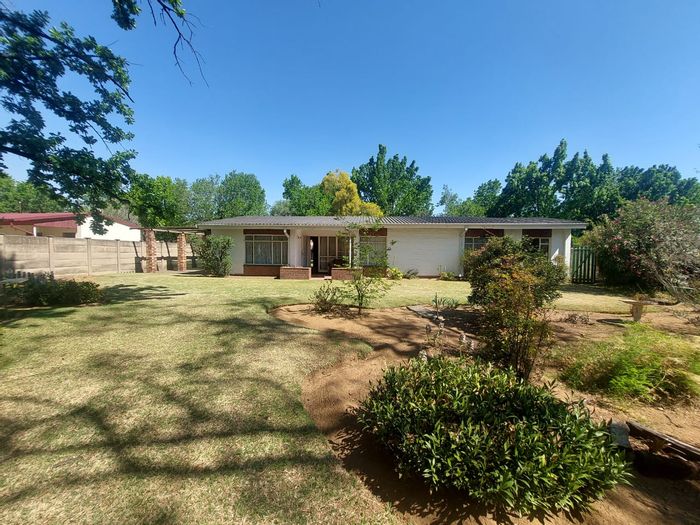 For Sale: House in Sasolburg Ext 15 with 3 beds, 2 baths, spacious yard.