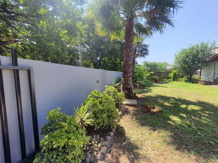 For Sale: House in Vanderbijlpark Sw 1 with garden, double garage, and potential flat.