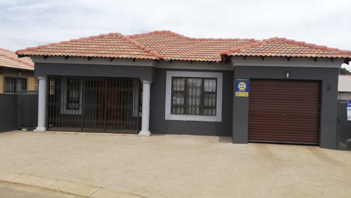 For Sale: 3 Bedroom House in Vanderbijlpark Central with en-suite and walk-in wardrobe.