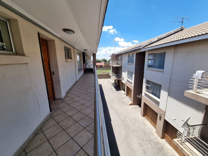 Vanderbijlpark SE 4 Flat For Sale: 2 Bedrooms, ideal investment in popular complex.