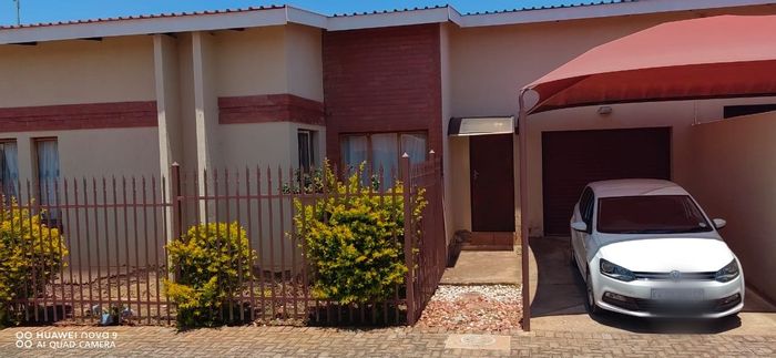 Bendor Townhouse For Sale: 2 Bedrooms, Braai Area, Garage, and Carport.