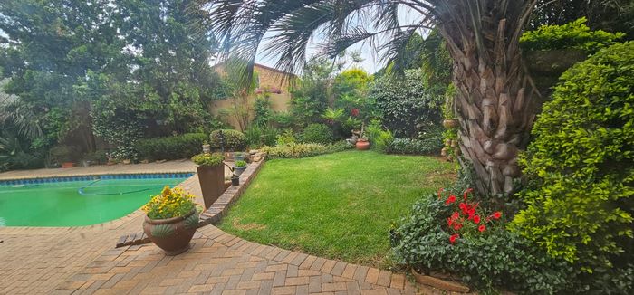 For Sale: House in Vanderbijlpark SE 4 with 5 bedrooms, pool, and solar.