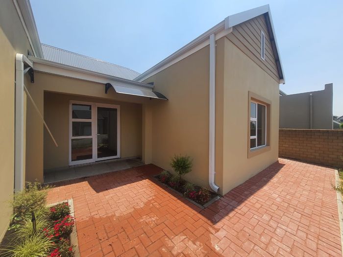 For Sale: House in Vanderbijlpark SE 10 with river access, double garages, security.