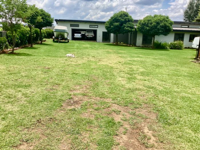 Kromdraai AH Farm For Sale: 4-bed home, business rights, borehole, and storage.