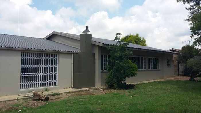 Vanderbijlpark Sw 1 House For Sale: 4 beds, flatlets, braai area, double garages.