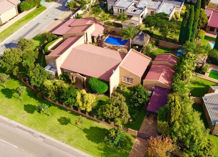 Die Heuwel Ext 4 House For Sale: 4 beds, pool, Jacuzzi, cottage, security features.