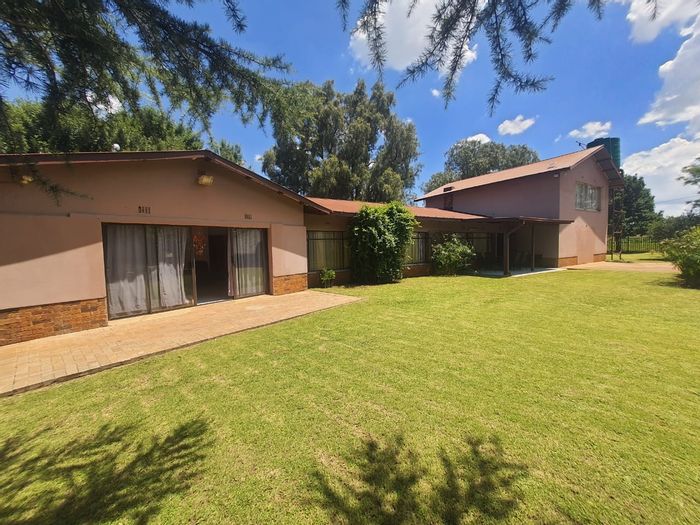 Farm for Sale in Ebner On Vaal: 3 beds, 2 baths, large yard, boreholes.