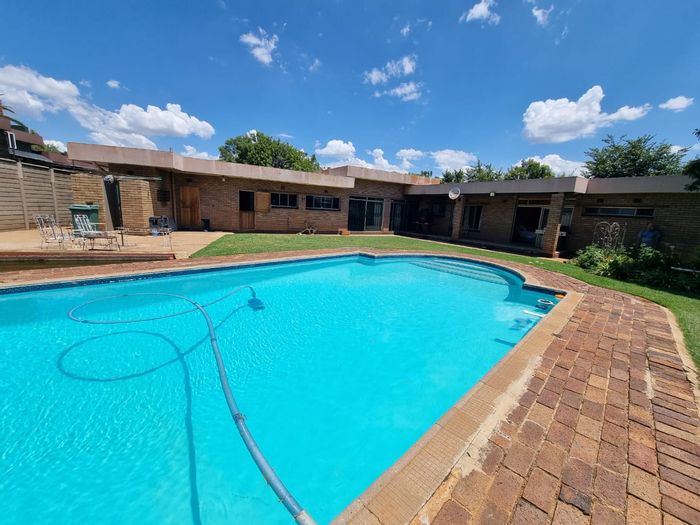 For Sale: House in Vanderbijlpark SE 2 with pool, open plan living, and spacious yard.