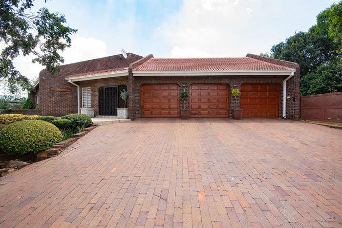 For Sale: Spacious 6-bedroom house in Jordaan Park with pool, garden, and solar panels.