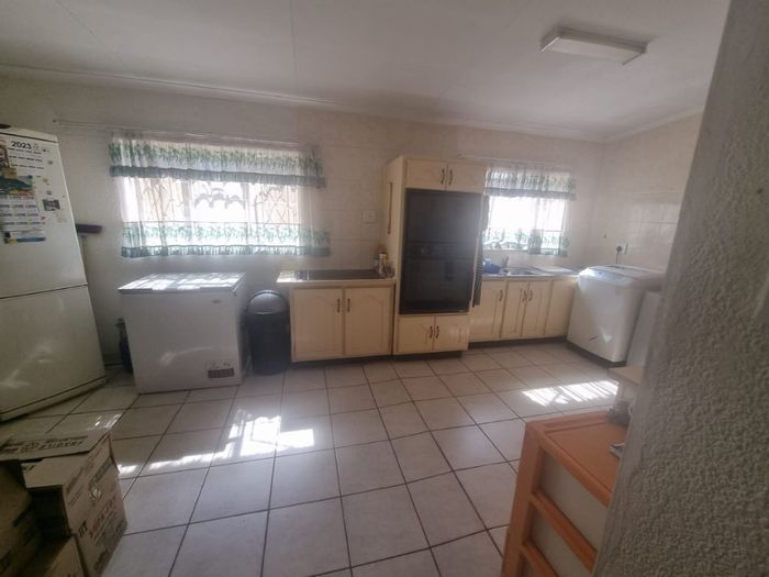 Flat To Rent in Sasolburg Ext 15: 2 Bedrooms, Open Plan Lounge, Pre-Paid Electricity.
