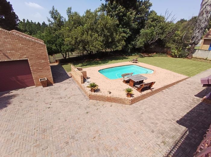 Vanderbijlpark SE 4 House For Sale: 3 Bedrooms, Pool, Jacuzzi, Inverter Option.