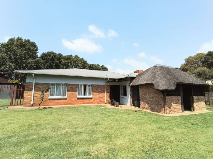 For Sale: House in Vanderbijlpark CE 1 with 3 bedrooms, carport, and lapa.