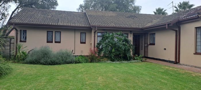 Flora Gardens House For Sale: 3 beds, flatlet, double garages, spacious kitchen.