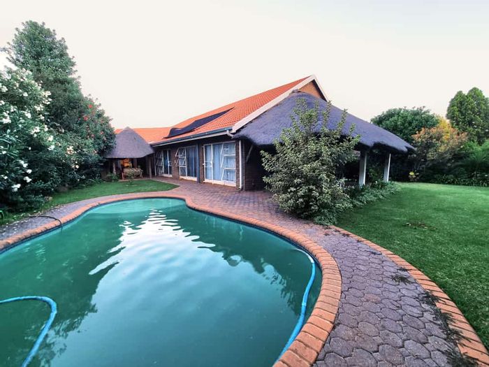 Spacious 4-bedroom house with pool, lapa, and large kitchen in Vanderbijlpark Se 3. For Sale.