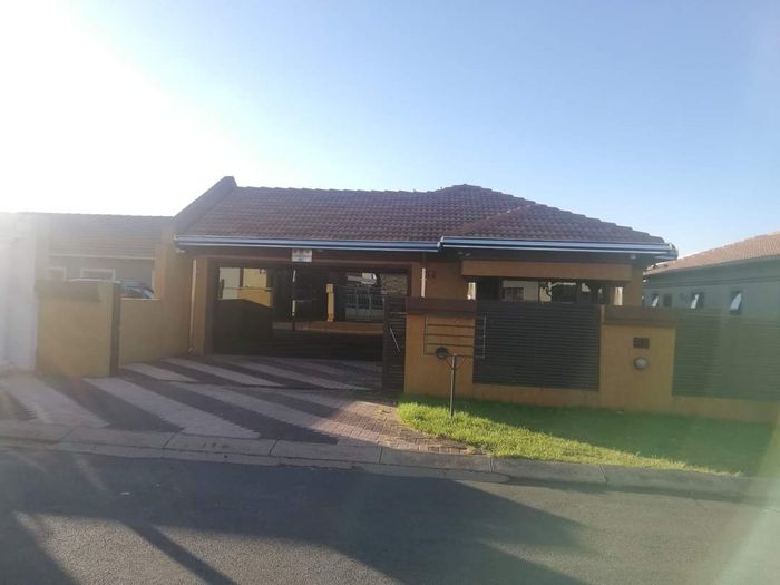 For Sale: House in Vanderbijlpark Ce 4 with garage, kitchen, and bathrooms.