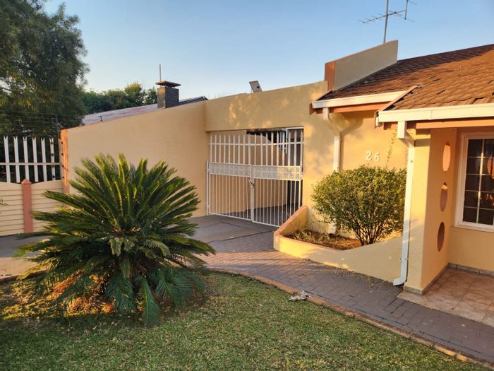 For Sale: House in Vanderbijlpark Cw 2 with entertainment area, security, and ample parking.