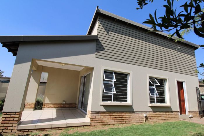 Broadacres Cluster For Sale: 2 Beds, 2 Baths, Private Garden, 24/7 Security.