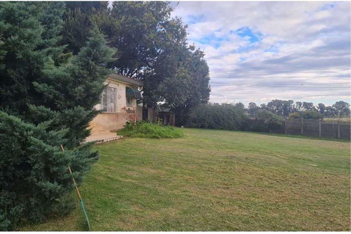 Rietfontein AH Farm For Sale: 34.26HA, riverfront, livestock facilities, and spacious home.