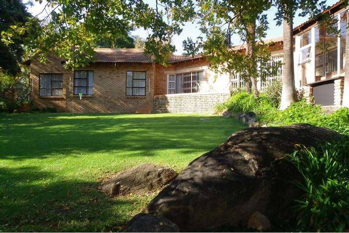 House for Sale in Parys Central: Riverfront, pool, offices, secure parking.