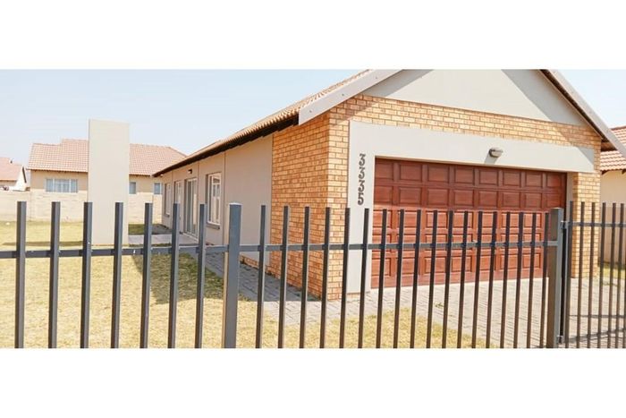 For Sale: House in Waterkloof Hill Estate, 3 beds, 2 baths, covered parking.