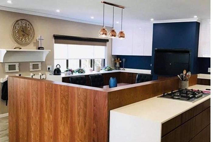 Harrismith Central House For Sale: 4 Bedrooms, pool, mountain views, and spacious living.