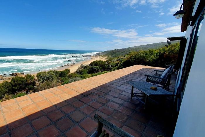 For Sale: House in Fynbosstrand with coastal views, off-grid living, and shared nature access.