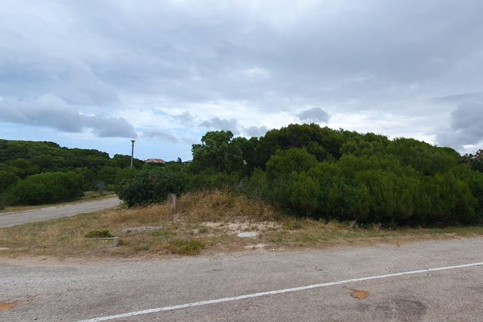 Vacant land for sale in Paradise Beach, minutes from the beach and amenities.