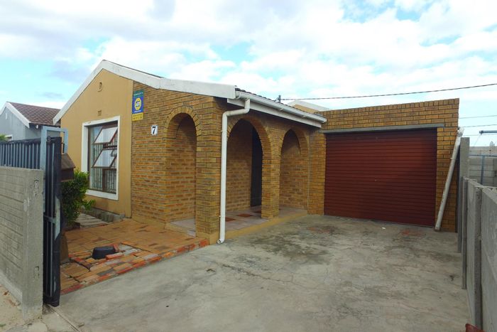 Voorbrug House For Sale: Spacious layout, garden, and convenient location.