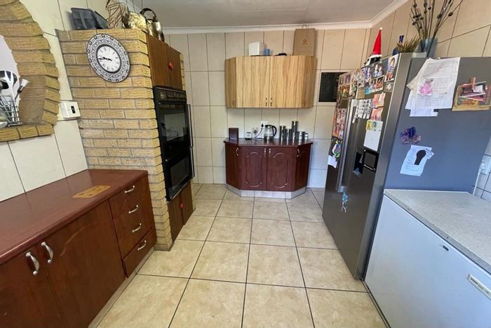 Huttenheights House For Sale: 3 bedrooms, 4 garages, spacious garden, near amenities.