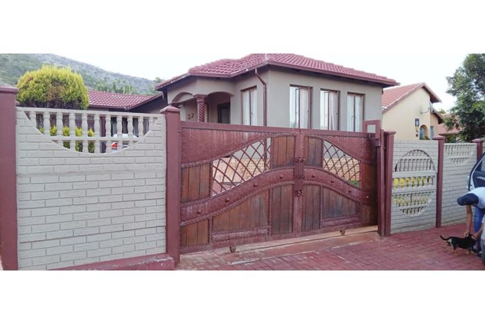For Sale: House in Tlhabane West, 3 beds, 2 baths, secure parking, mountain views.