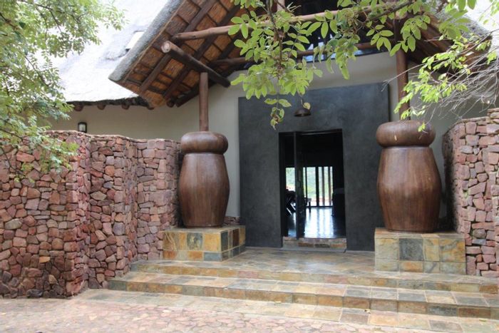 Intaba-Indle Wilderness Estate House For Sale: Five en-suite bedrooms, infinity pool, private cottage.