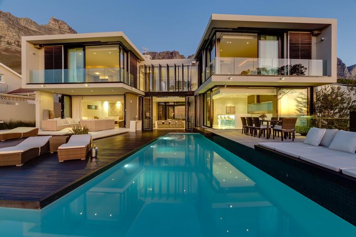 Camps Bay House To Rent: 6 Bedrooms, Pool, Gym, Beach Access, Daily Service.