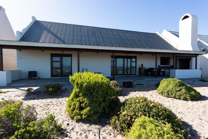 House For Sale in Lamberts Bay Central: Beachfront, flatlet, garage, nature reserve nearby.