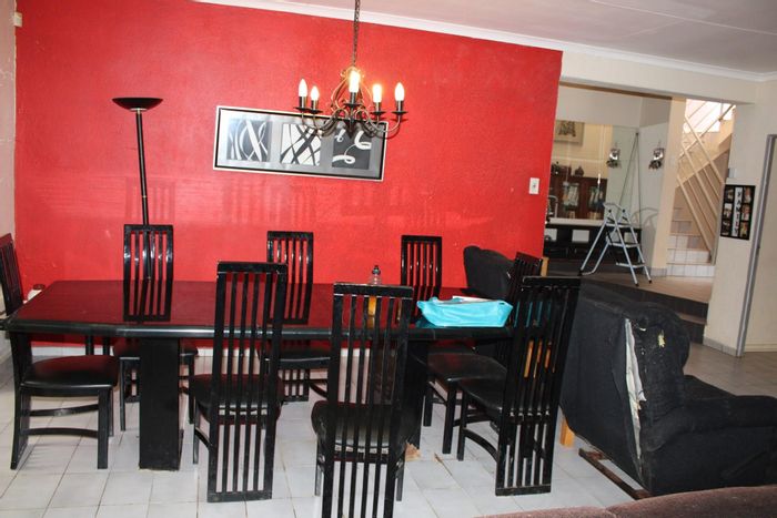 For Sale: Spacious Amandasig house with flatlet, pool, and ample parking.