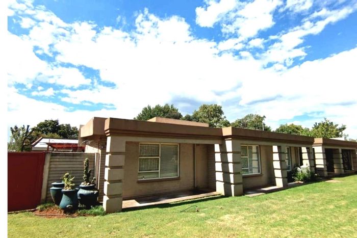 For Sale: Meyerton Central House with 4 Bedrooms, Flat, Borehole, Safe Area.